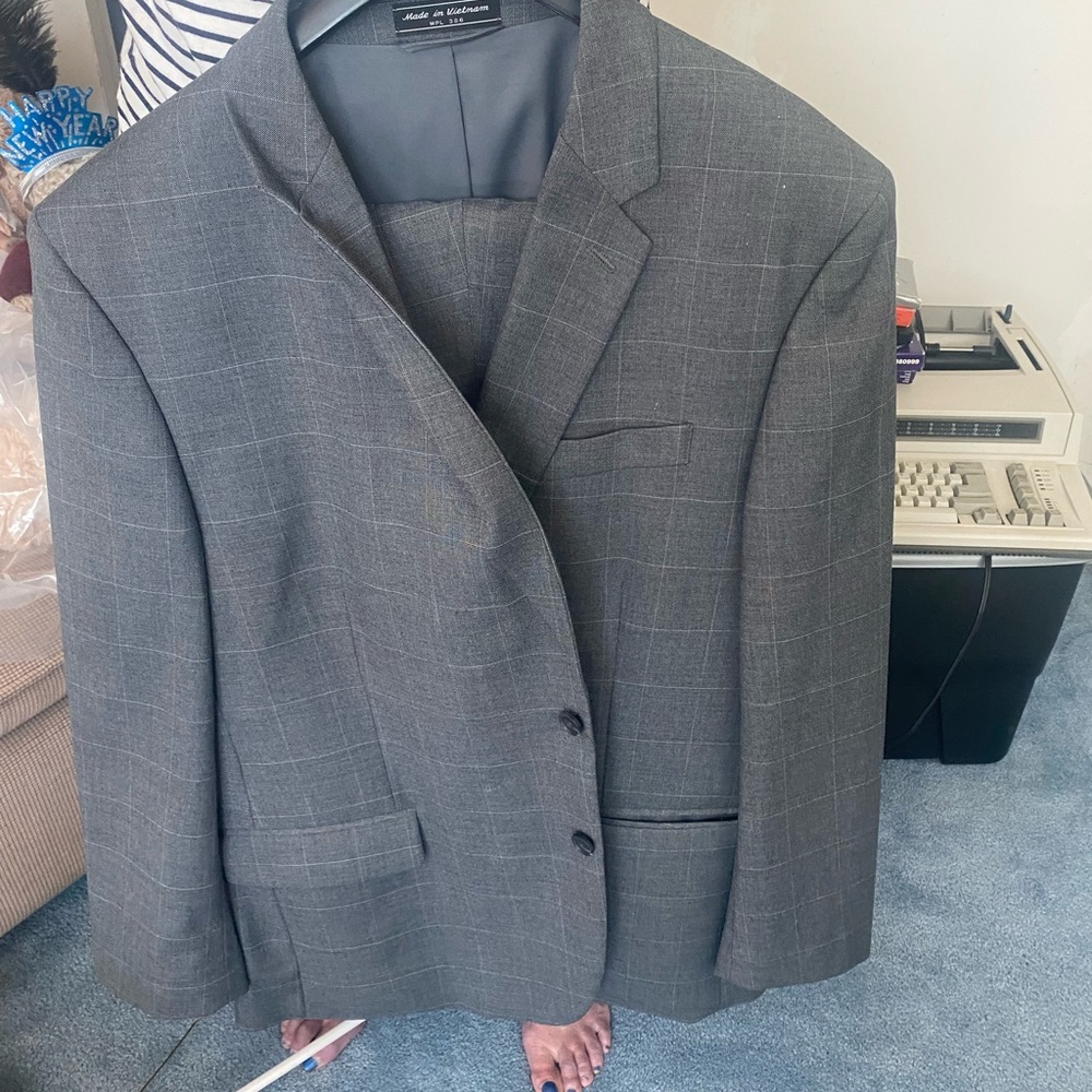 Men’s suit Bert Pulitzer suit.  Grey 50 regular dry clean only. Pants 42x30.